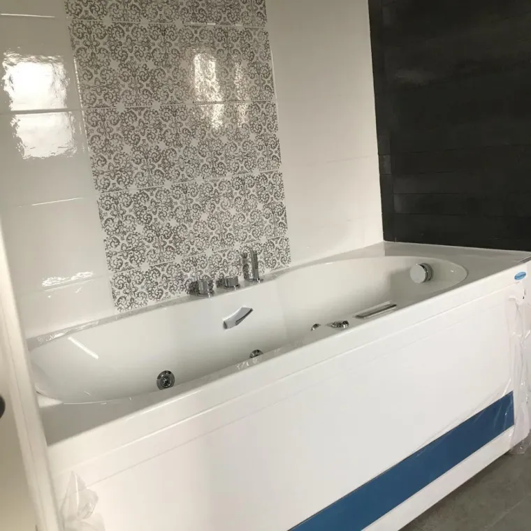 POSE DE CARRELAGE EN MOSAÏQUE POUR UNE SALLE DE BAIN D'UNE MAISON À POISY, Annecy, Impoco Catania