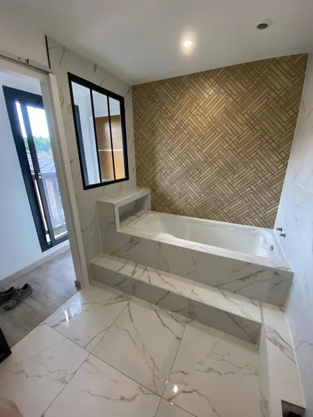 Rénovation d'une salle de bain en marbre et bois dans une maison à Thônes, Annecy, Impoco Catania