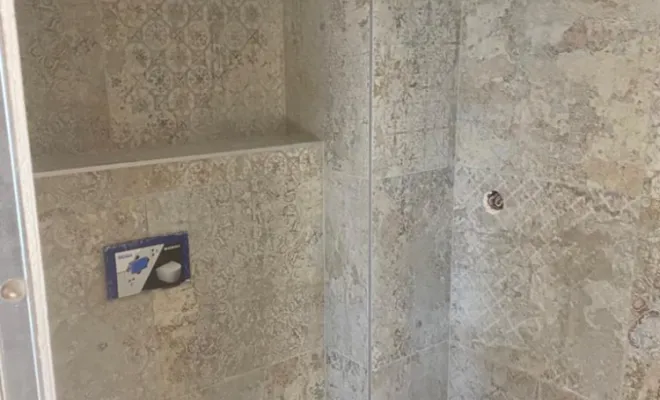 RÉNOVATION D'UNE SALLE DE BAIN AVEC BAIGNOIRE AVEC POSE DE CARRELAGES EN MOSAÏQUES À ANNECY, Annecy, Impoco Catania